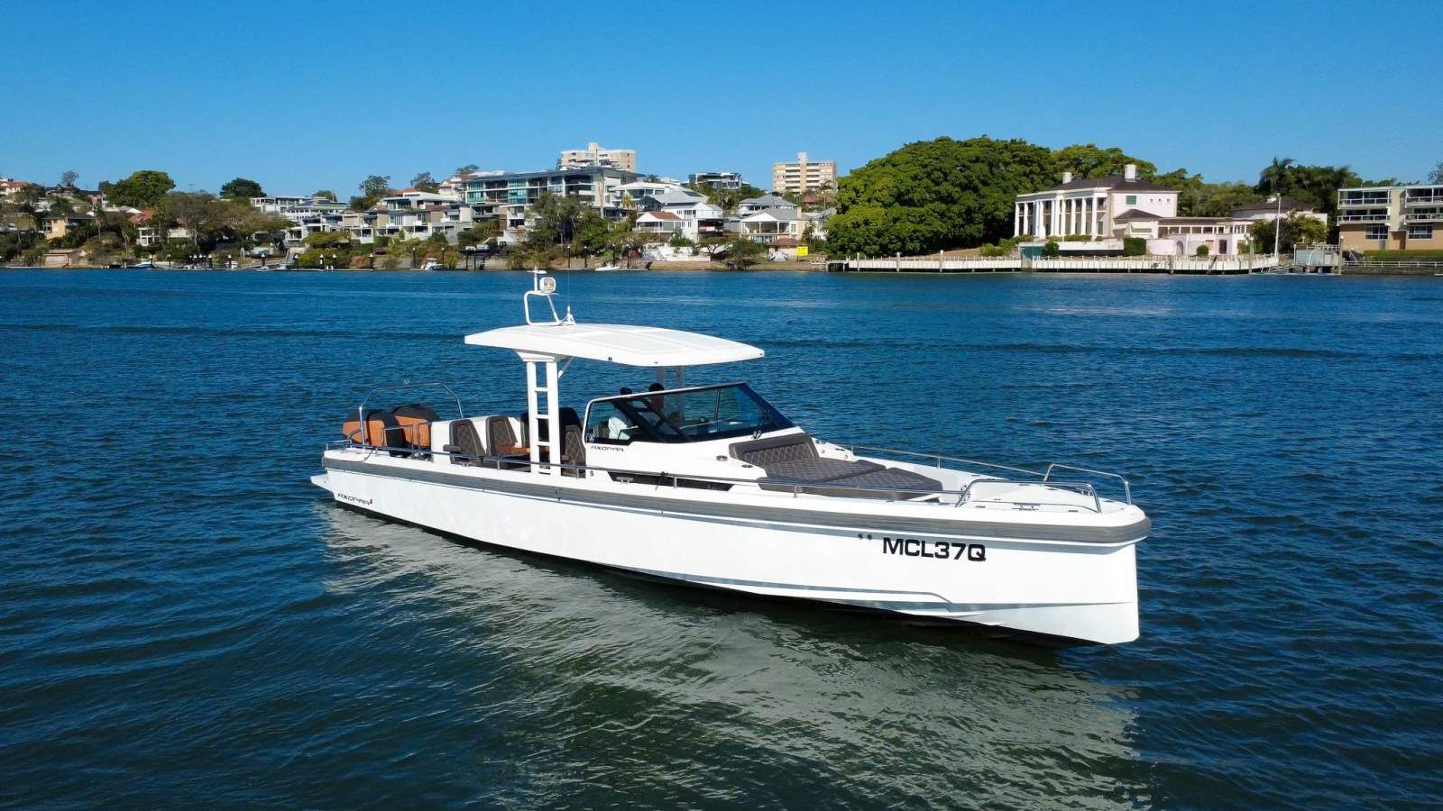 Axopar 37 T-Top